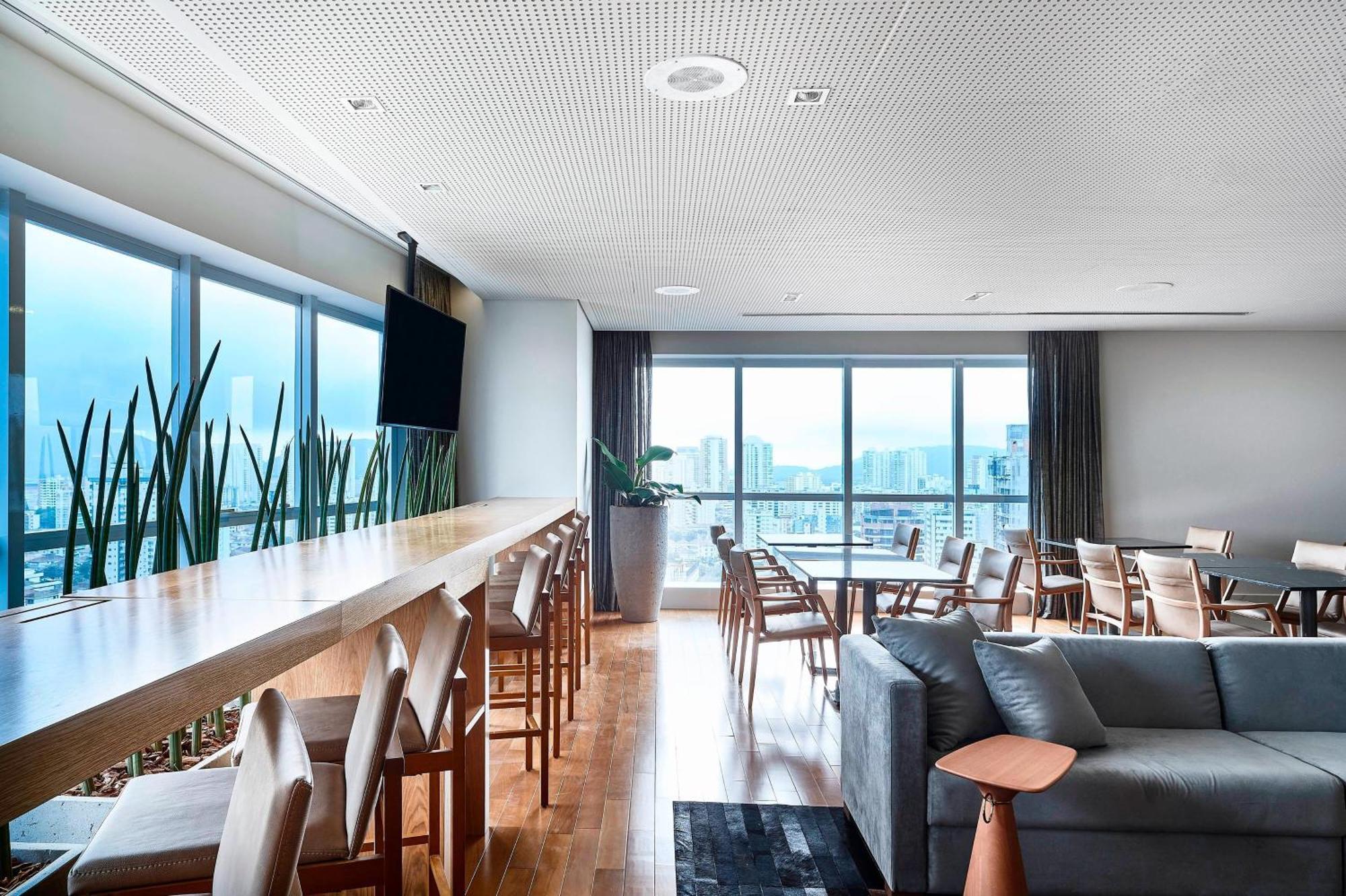 Sheraton Santos Hotel Eksteriør bilde The lounge at the airport
